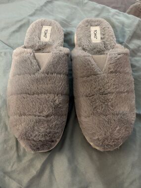 TOMS Women's Gray Plush Faux-Fur Slip-On Slippers